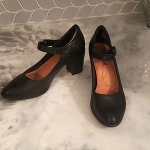 Clarks Black  Mary Jane Shoes size 7 medium width 3" heel